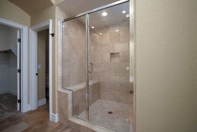 Large double vanity with spa tub and separate walk-in shower in the primary bath - 2850 Bronzino Ct