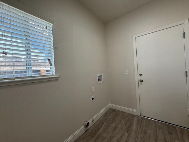 Building Photo - 2128 E St Andrew Dr