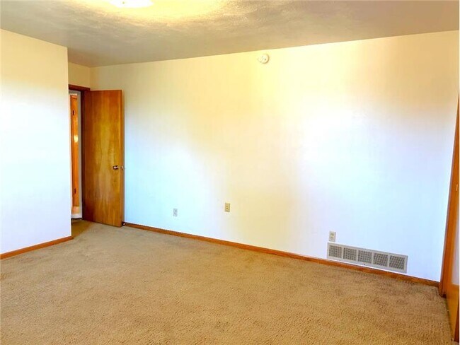 Building Photo - 120 Luanne Dr