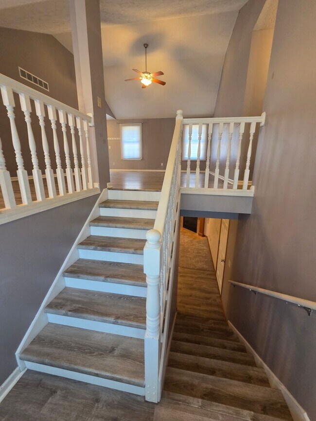 Building Photo - Large 4 Bedroom 3 Bath Single Family