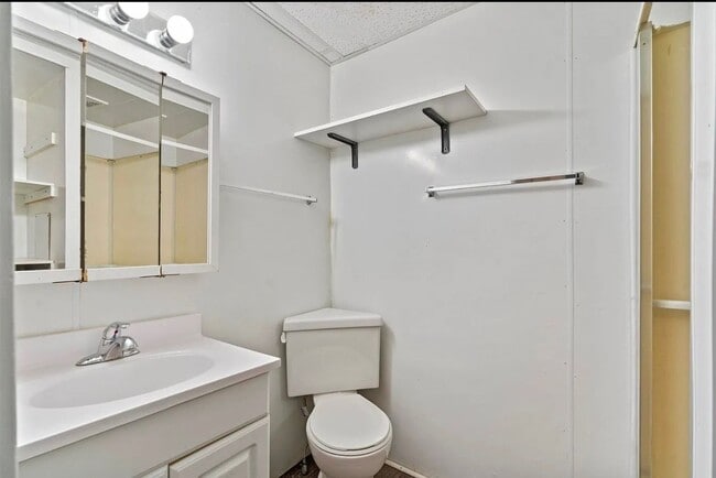Building Photo - HALF OFF FIRST MONTHS RENT SPECIAL 4 Bedro...