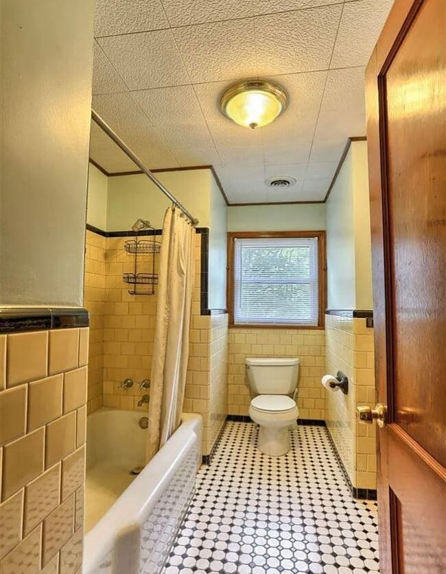 Building Photo - 3 Bedroom Home