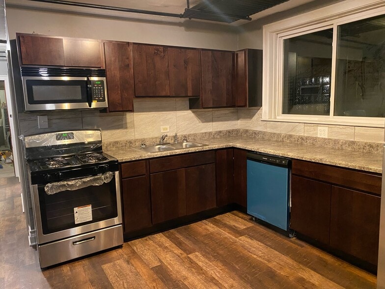 Beautiful kitchen - 8425 S Marquette Ave