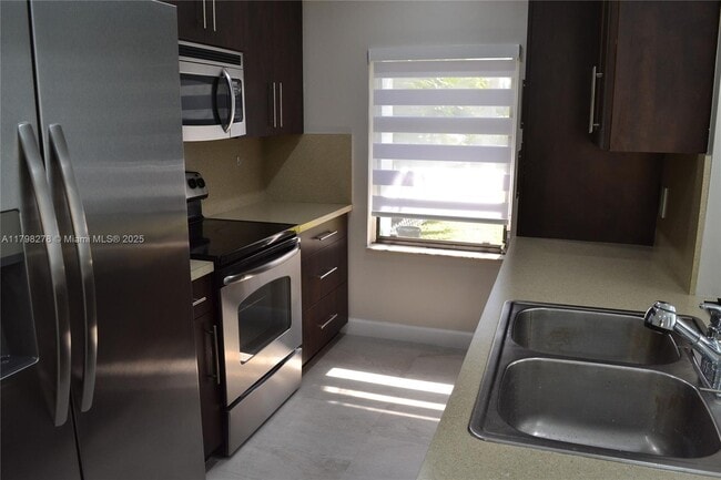 Building Photo - 5211 SW 141st Pl