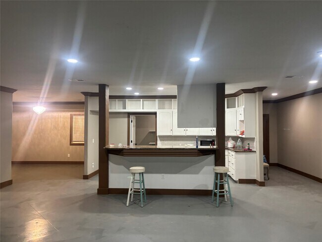 Building Photo - 9480 Plum Grove Rd