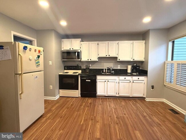 Building Photo - 13 Aviary St