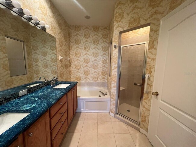 Building Photo - 4665 Whispering Oaks Dr