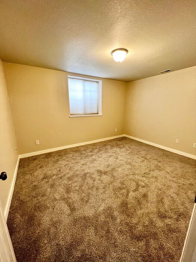 Building Photo - 2909 Des Moines Dr