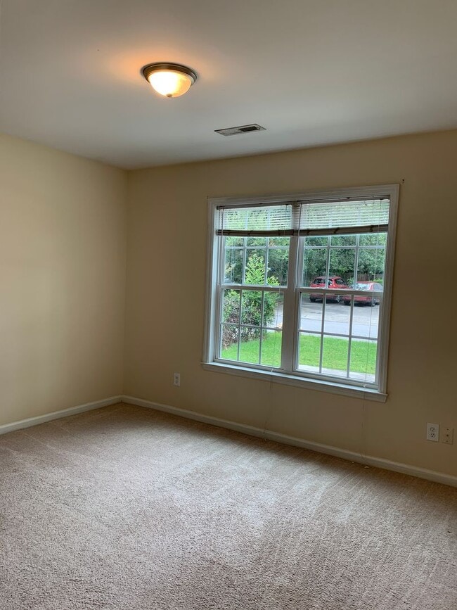 Building Photo - $500 OFF 1ST MONTHS RENT! Lawncare include...