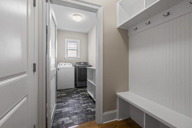 Building Photo - 2561 Lantana Ln