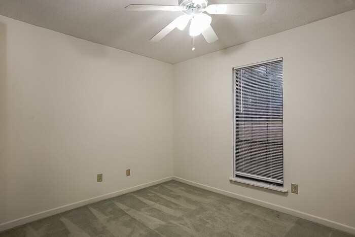 Building Photo - 711 Stillwater Dr