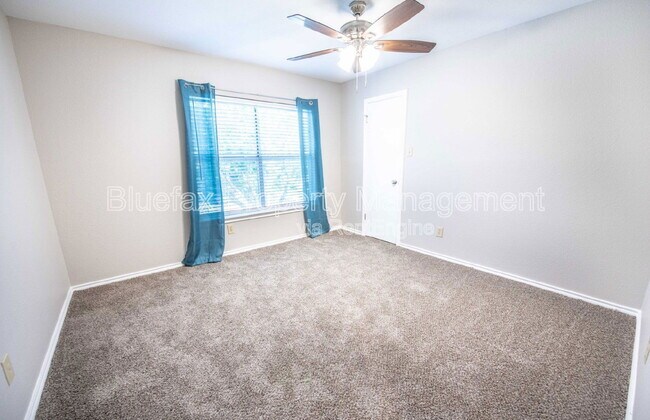 Building Photo - 225 Samantha Dr
