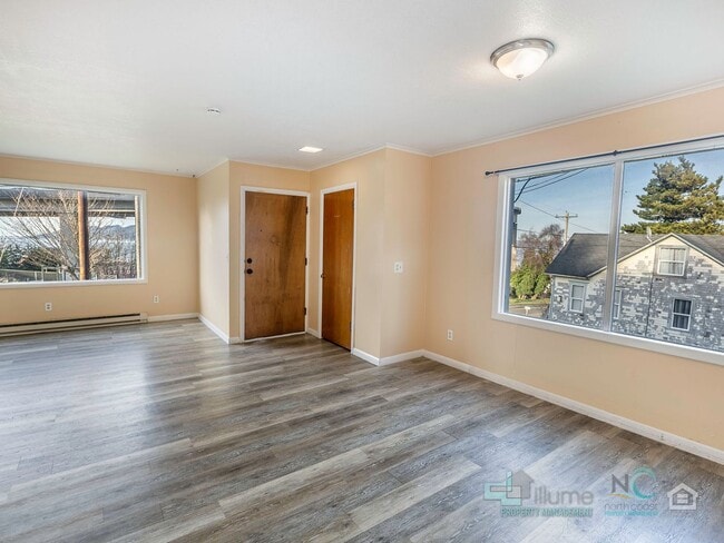 Building Photo - $500 OFF Special - Beautiful 4 Bed/1 Bath Home in Astoria