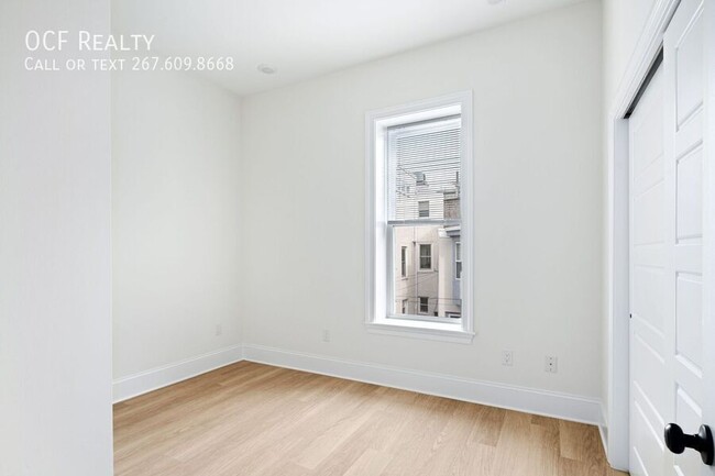 Building Photo - Modern Renovated Fairmount One Bedroom Apa...