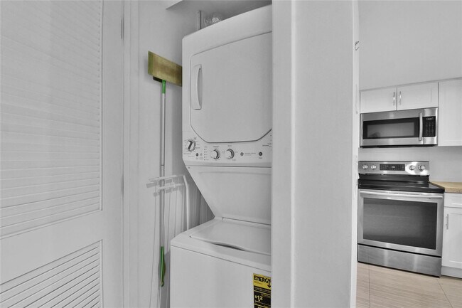 Building Photo - 4201 N Ocean Dr