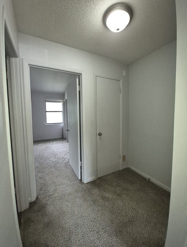 Building Photo - 727 S Main St Ext
