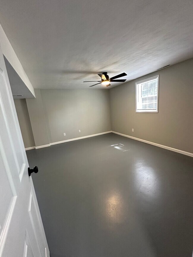 Building Photo - Four Bedroom Single Family Home