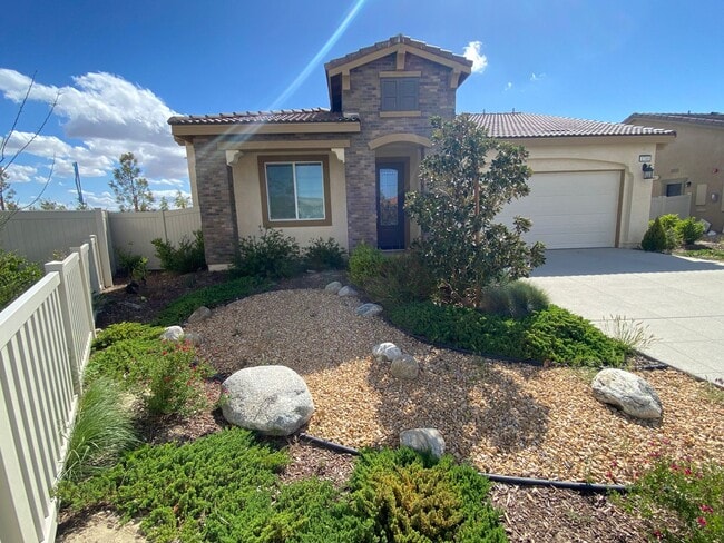 Building Photo - Desert Paradise Near You!