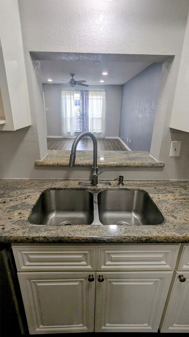 Building Photo - 2112 Greenbriar Colony Dr