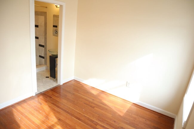 Building Photo - (Townhouse for Rent ) Simply Beautiful