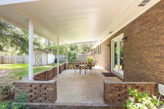 Building Photo - 1726 Greenwood Cir