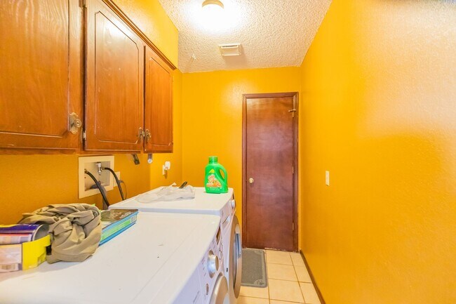Building Photo - 3 Bedroom 2 Bath Home