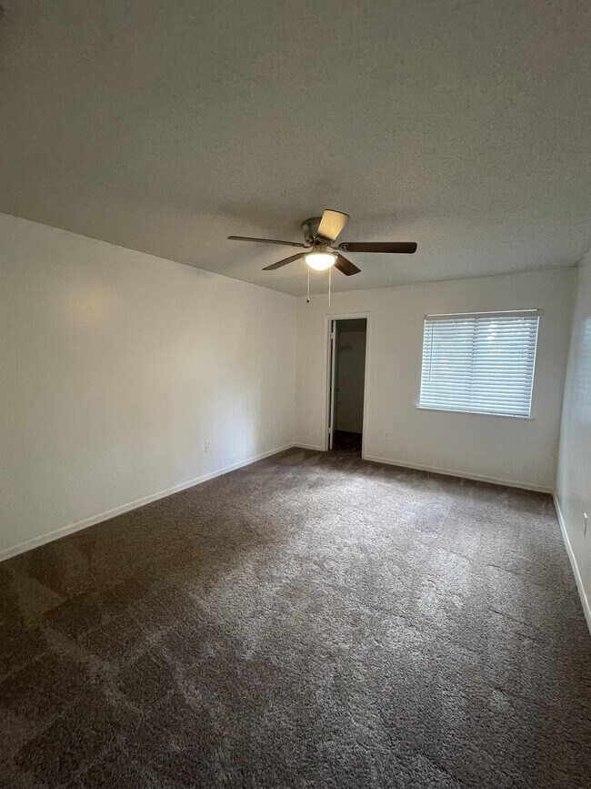 Building Photo - 202 Riverbend Dr