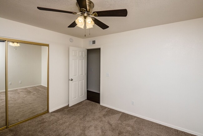 Building Photo - 2 Bedroom/2Bath - Downtown Condo