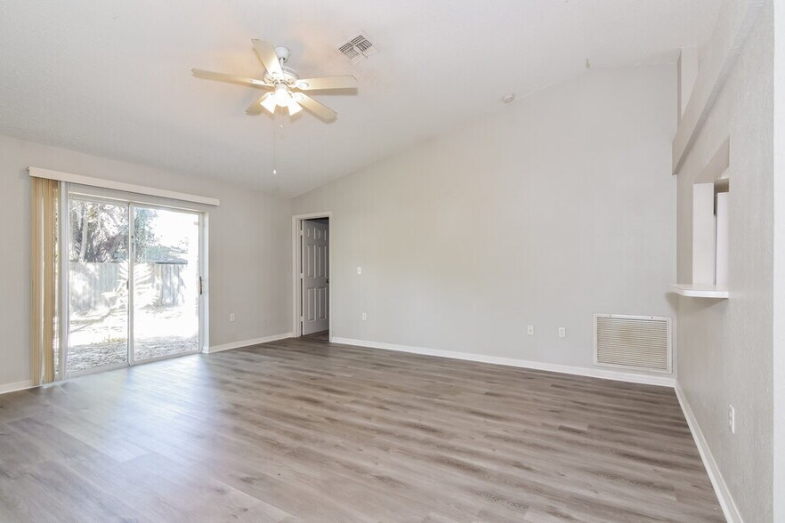 Building Photo - 306 Carriage Crossing Cir