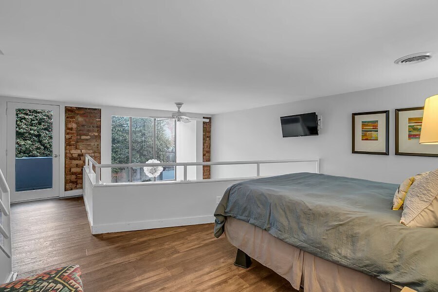 Building Photo - 121 S Main St