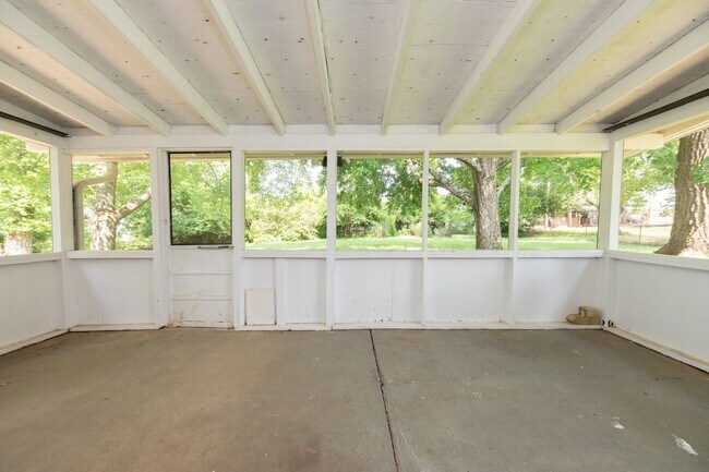 Building Photo - Anderson - Updated and spacious 3 bed 2.5 ...
