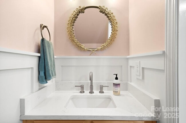 Building Photo - 1318 Green Oaks Ln