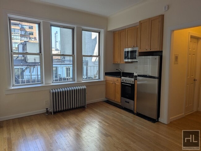 Building Photo - 117 W 13th St