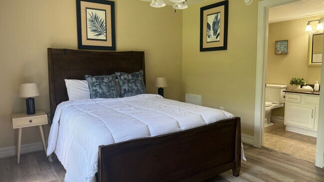 Building Photo - Charming 2/2 Seasonal Rental in Sarasota – Minutes from the Beach! Private Courtyard Included!!