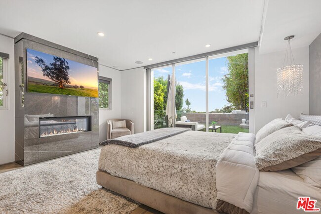 Building Photo - 1717 Sunset Plaza Dr