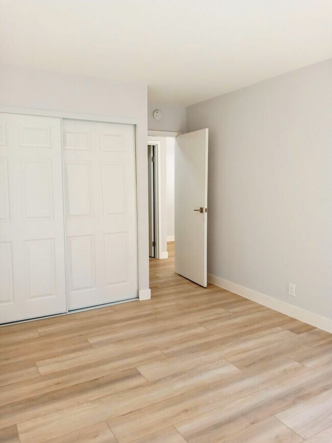 Building Photo - Refurbished Second Floor 1bd Condo With Pool & In-unit Laundry