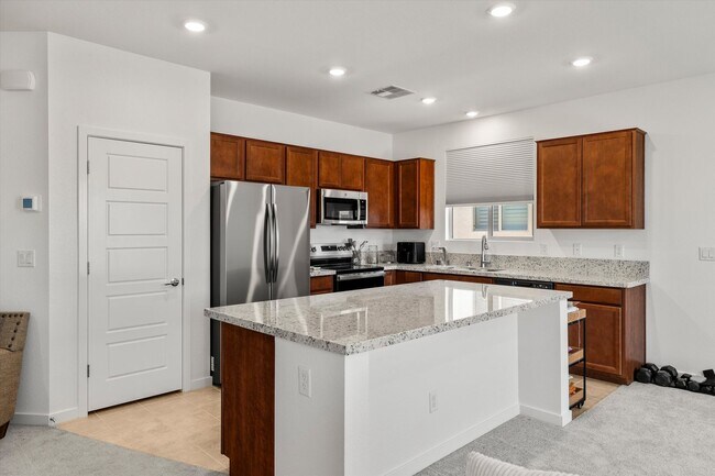 Building Photo - Spacious 3-Bed, 2-Bath Home with 2-Car Gar...