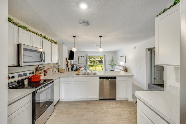 Building Photo - Bright & Spacious 3 Bedroom, 2 Bathroom Home with 2-Car Garage