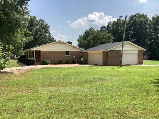 Building Photo - 760 Goudlock Rd