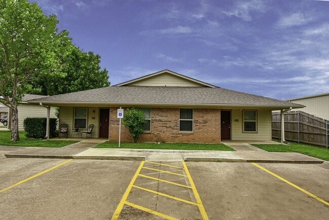 Building Photo - 417 E Main St