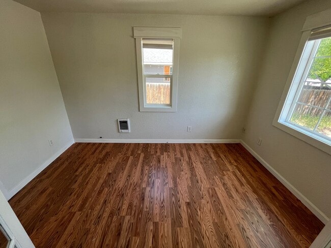 Building Photo - 2 Bed /1 Bath Home with Large Backyard and Great Location