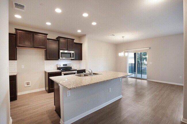 Building Photo - 516 E Slaughter Ln