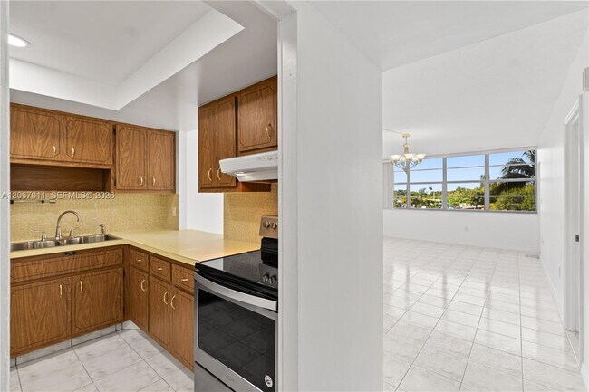 Building Photo - 1351 NE Miami Gardens Dr