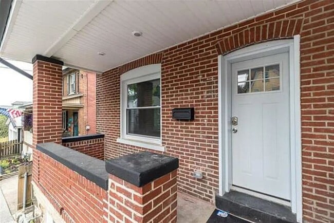 Building Photo - Beautiful 4 Bedroom Newly renovated home!