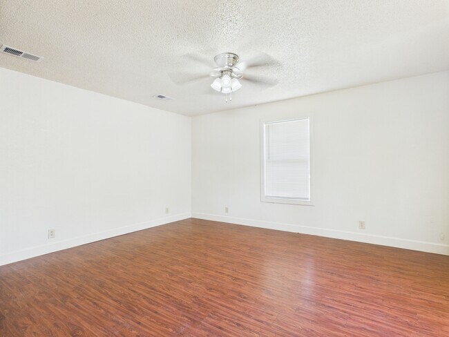Building Photo - 2702 Cavitt Ave
