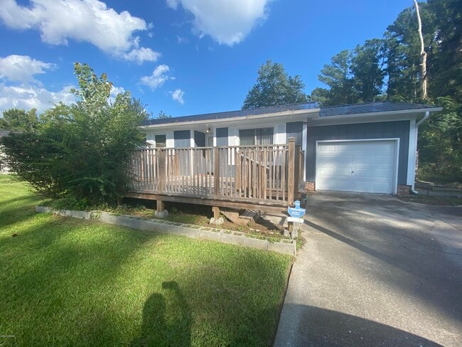 Building Photo - 220 Lakewood Dr