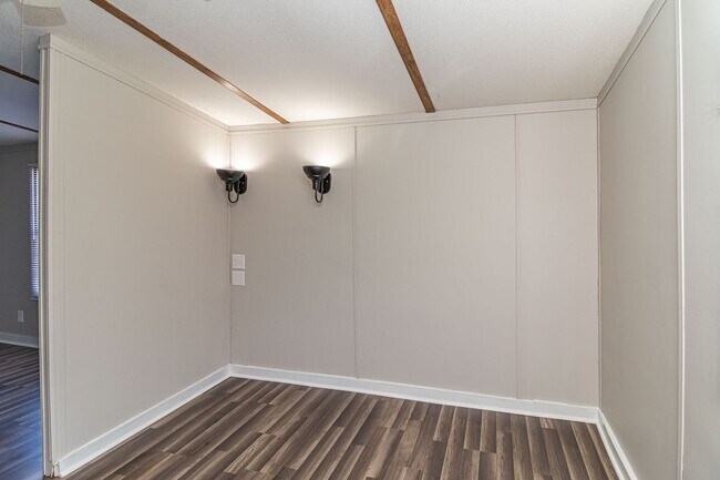 Building Photo - Rosewood Rental! Newly Remodeled 2 BR, 2 B...