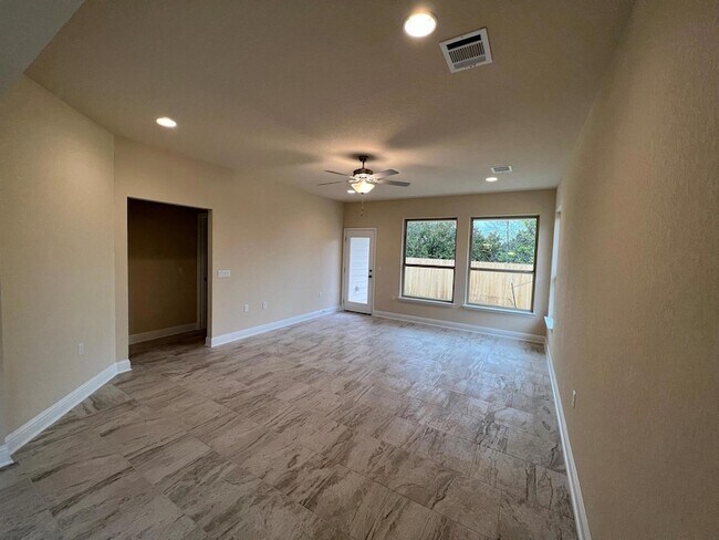 Building Photo - 704 Falkland Trace