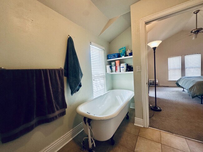 Building Photo - Charming 3 bedroom Victorian home!