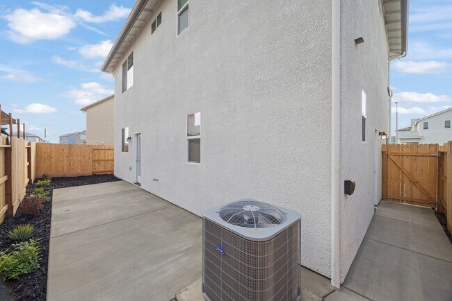 Building Photo - Brand New 3 Bedroom 2.5 Bathroom with Solar in NW Visalia!!